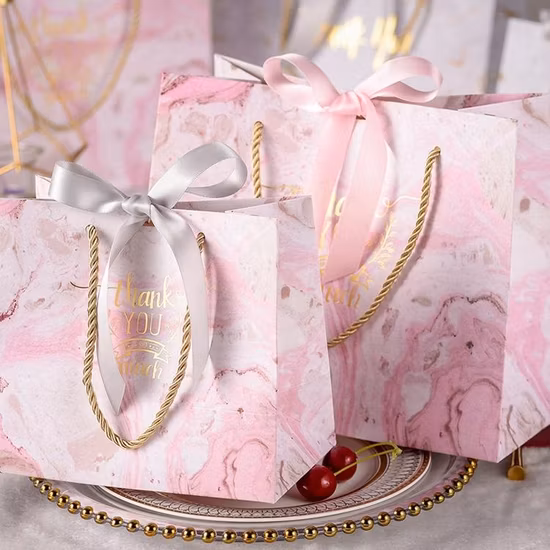 Bolsas de regalo de embalaje de compras de papel con mango de PP personalizado de alta calidad de lujo al por mayor de fábrica de China con bolsa de ropa cerrada con cinta