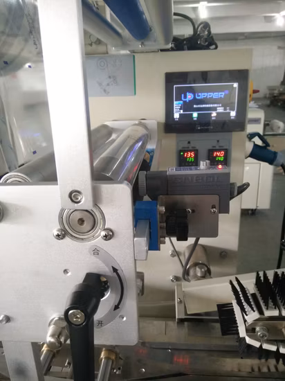 Máquina automática de envasado de flujo de servilletas y cubiertos de plástico desechables con tenedor y vaso de papel de Feiyu Machinery