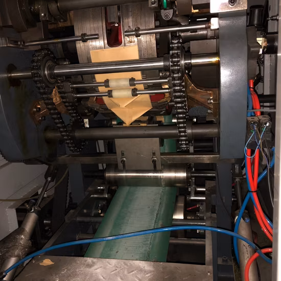 Máquina para fabricar bolsas de transporte de papel para pan y alimentos, totalmente automática, con fondo plano y cuadrado de alta velocidad, color marrón Kraft, con impresión en línea